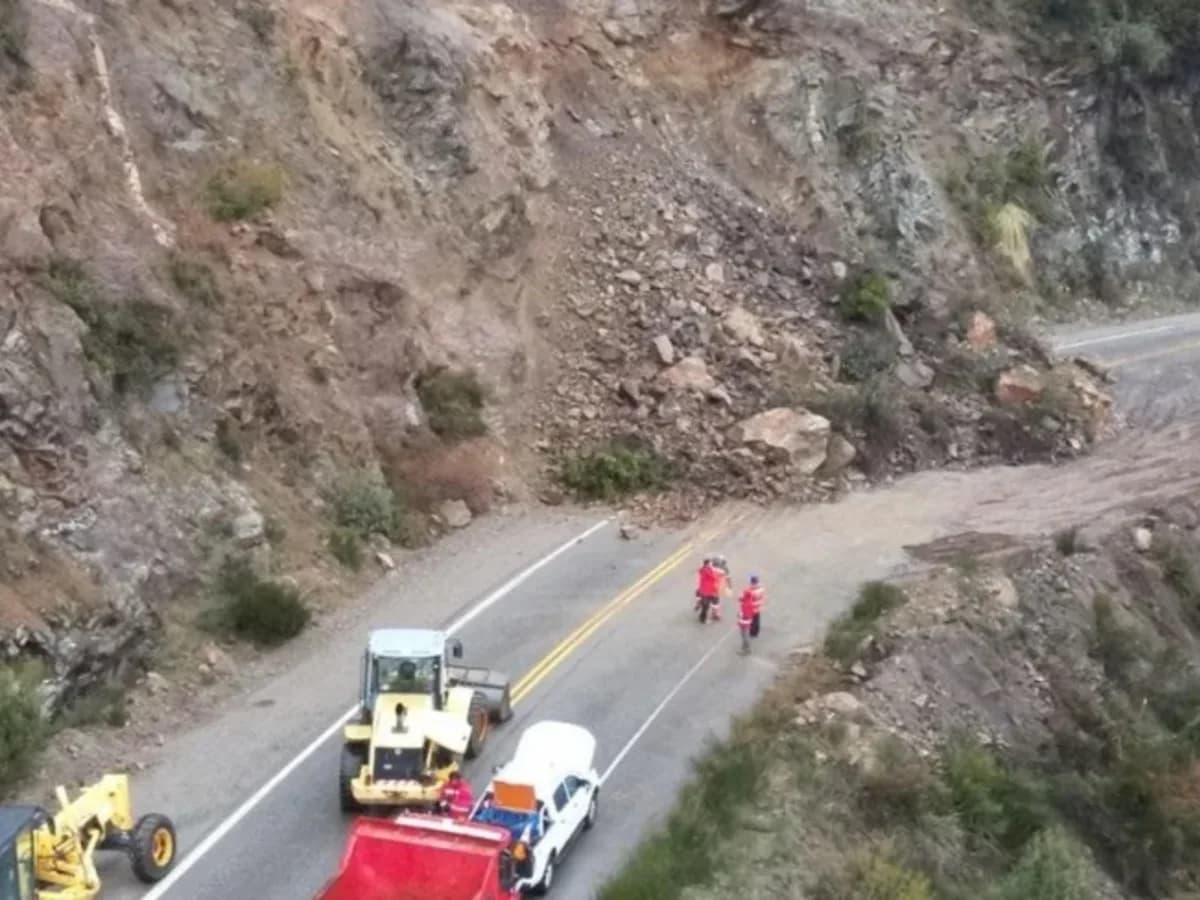 Derrumbe en el Camino de los Siete Lagos: cortan la Ruta 40 por caída de rocas