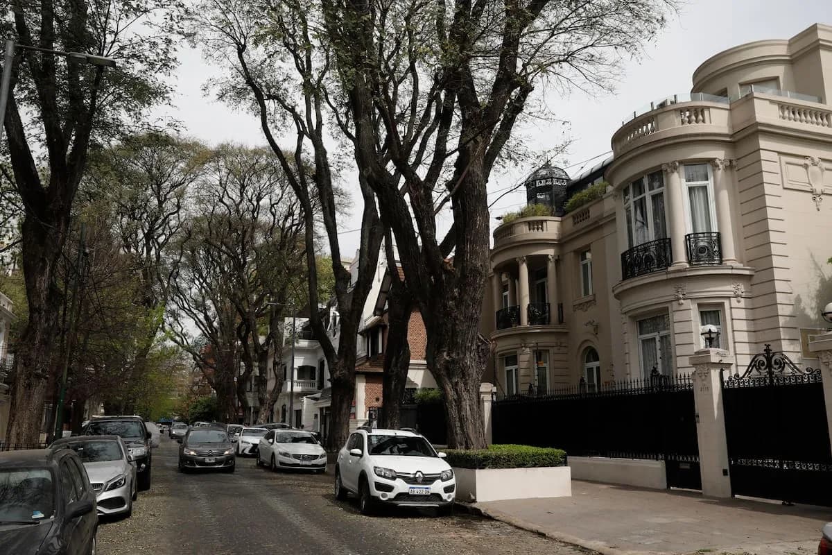 Una casa de 1925 en Belgrano, con detalles originales de la época, sale a la venta
