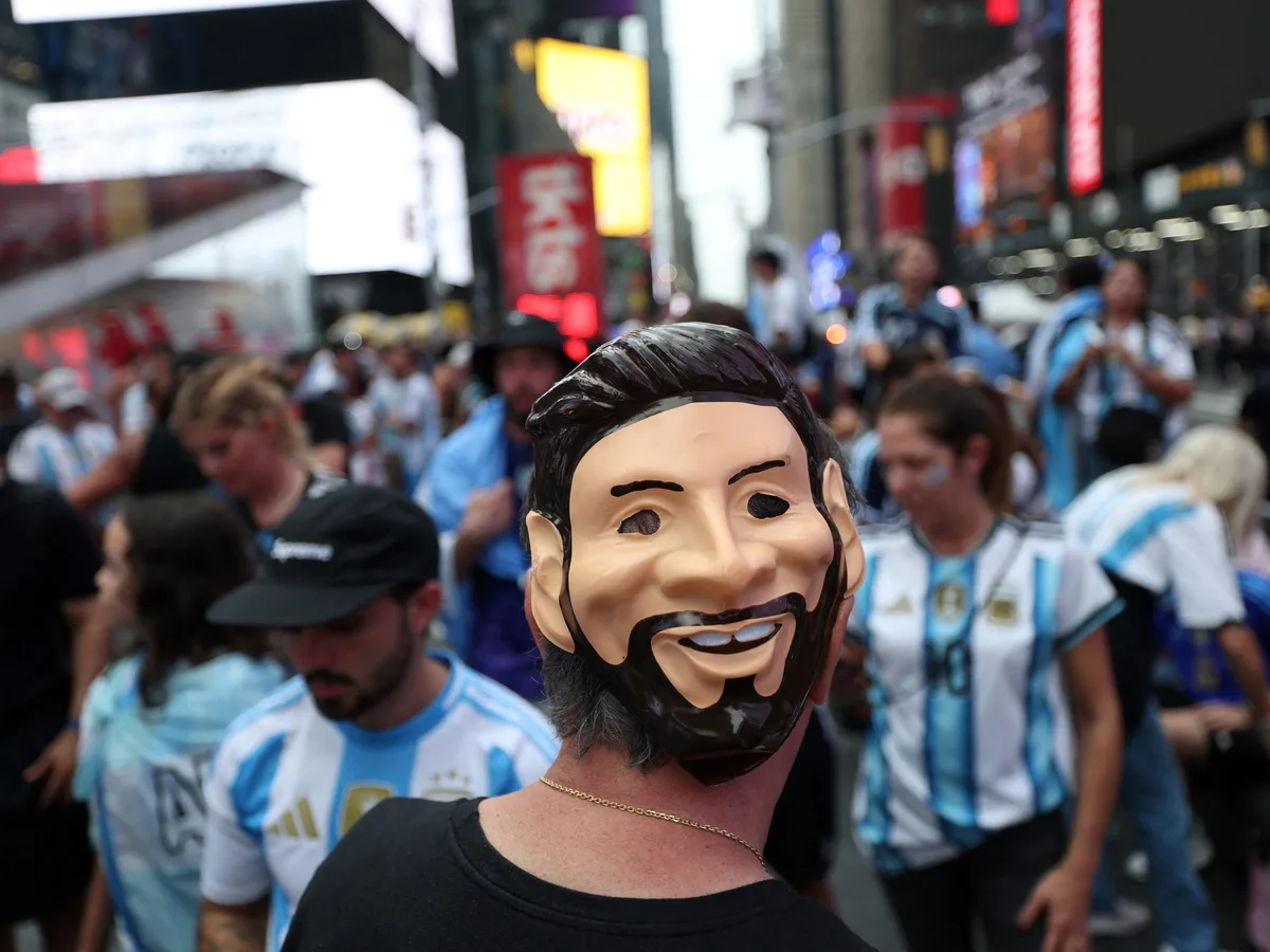 El hincha celebra el fin del Mundial y el regreso del fútbol local