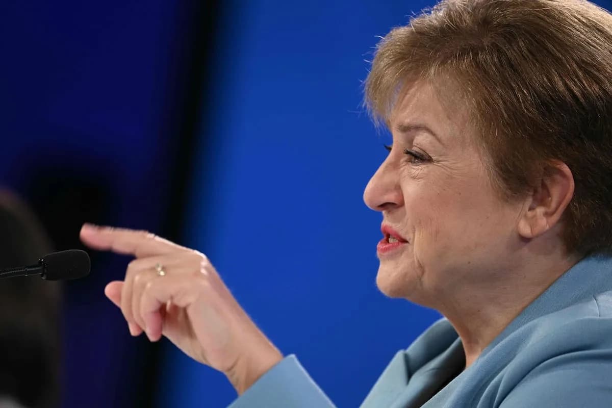 Georgieva preguntó a estudiantes cuántos tienen dólares bajo el colchón