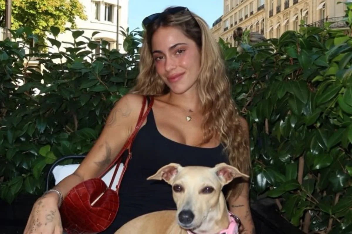 Tini Stoessel paseó por París con Fifi, su perrita rescatada