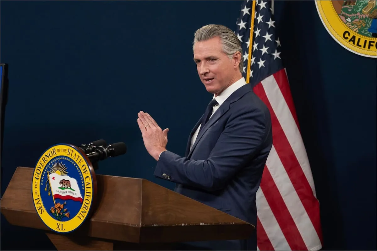 Newsom firmó el presupuesto de California con déficit cero, comida gratis y más salud