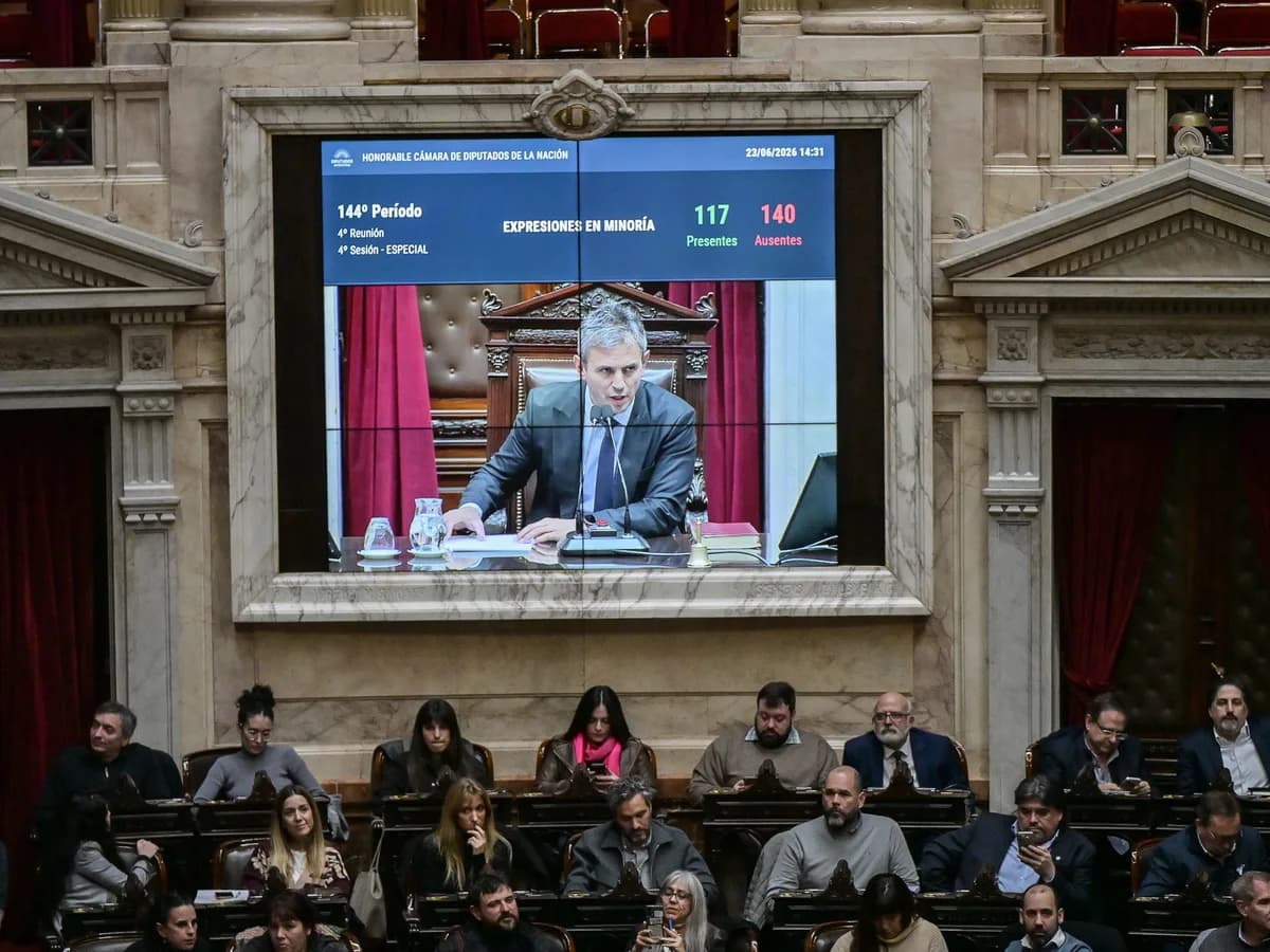Milei consiguió retrasar la avanzada en el Congreso contra Adorni