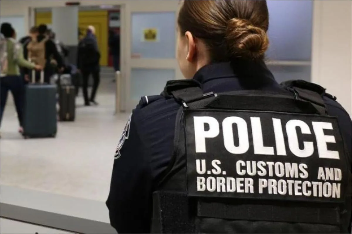 Detuvieron en San Diego a un mexicano buscado por robo de auto y lo devolvieron a México