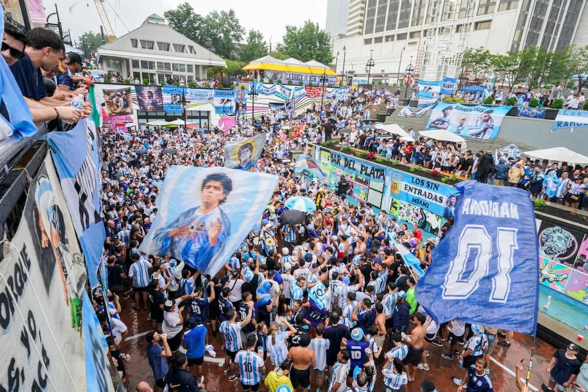 Hinchas argentinos e ingleses viven la previa de la semifinal en Atlanta bajo fuertes medidas de seguridad