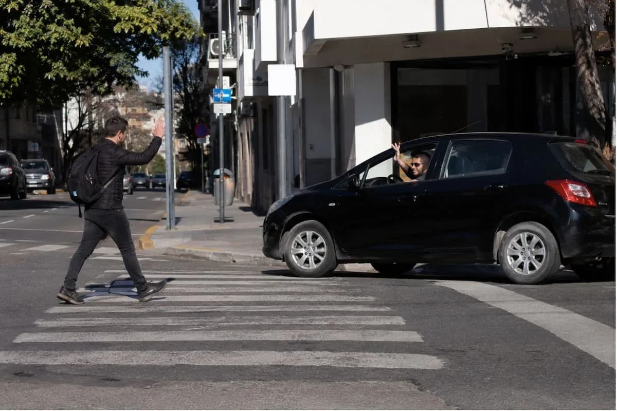Psicología del agradecimiento al volante: qué revela saludar al conductor que cede el paso
