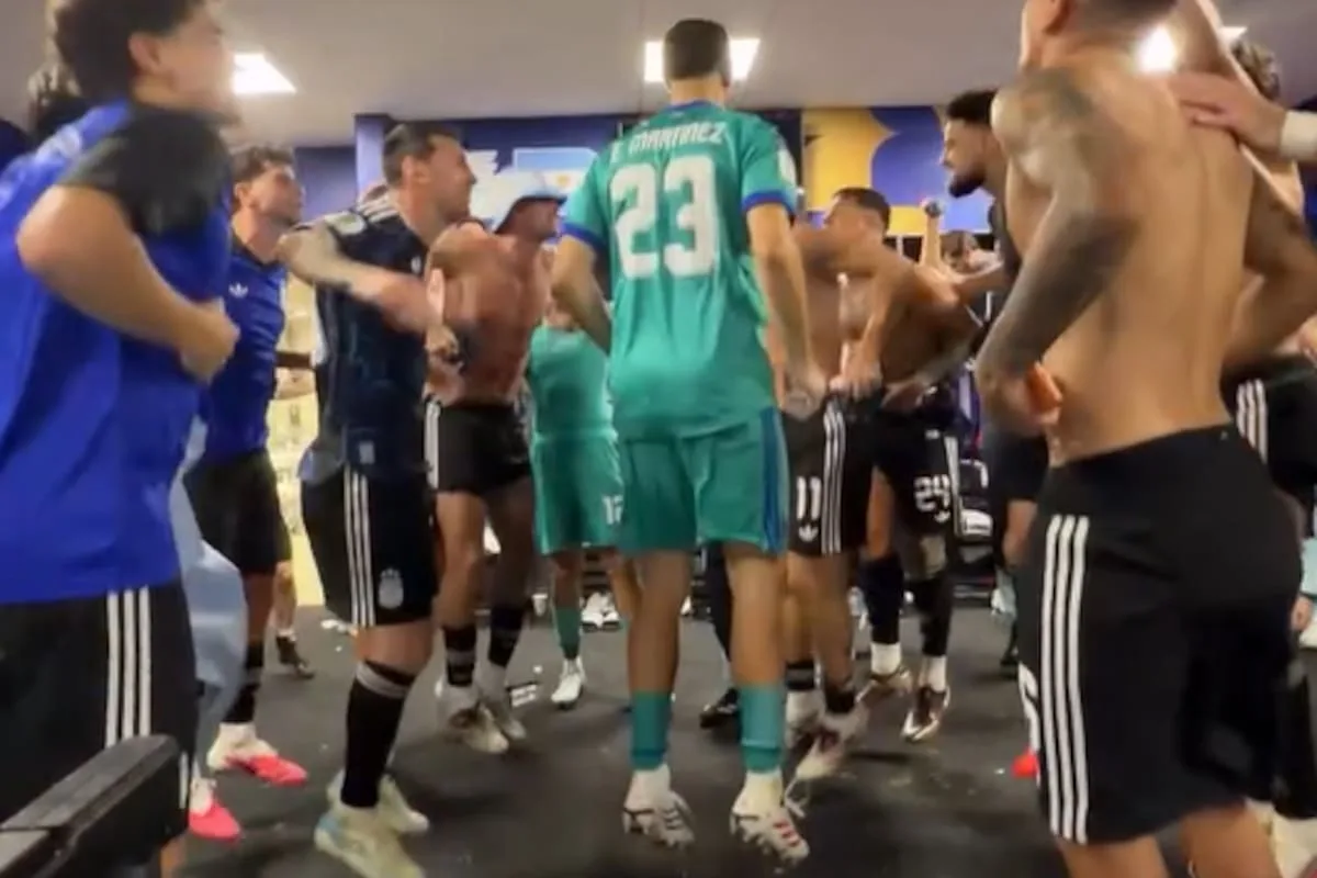 Argentina bicampeón: el festejo íntimo de los jugadores en el vestuario tras vencer a Inglaterra
