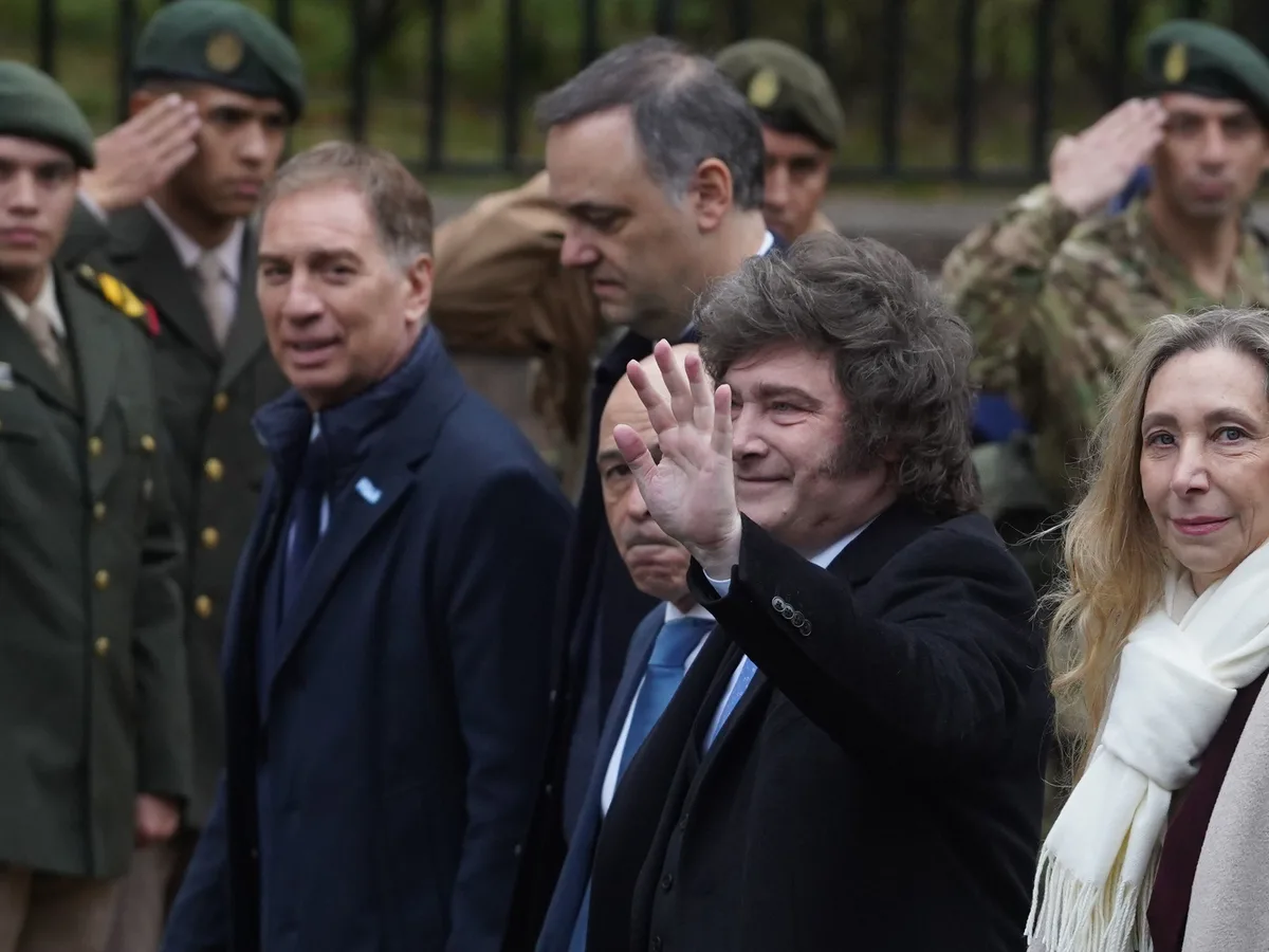 La decisión a solas de los hermanos Milei que precipitó la salida de Adorni