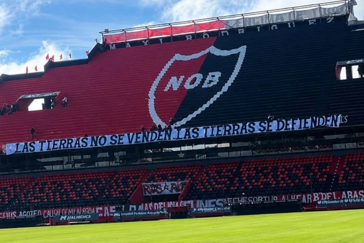 Polémica en Rosario por el retiro de una bandera contra la Ley de Tierras en el estadio de Newell's