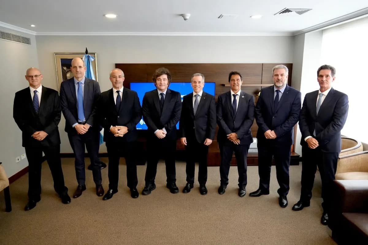 Milei firmó un acuerdo con Ecuador: bajas en impuestos para vehículos y autopartes