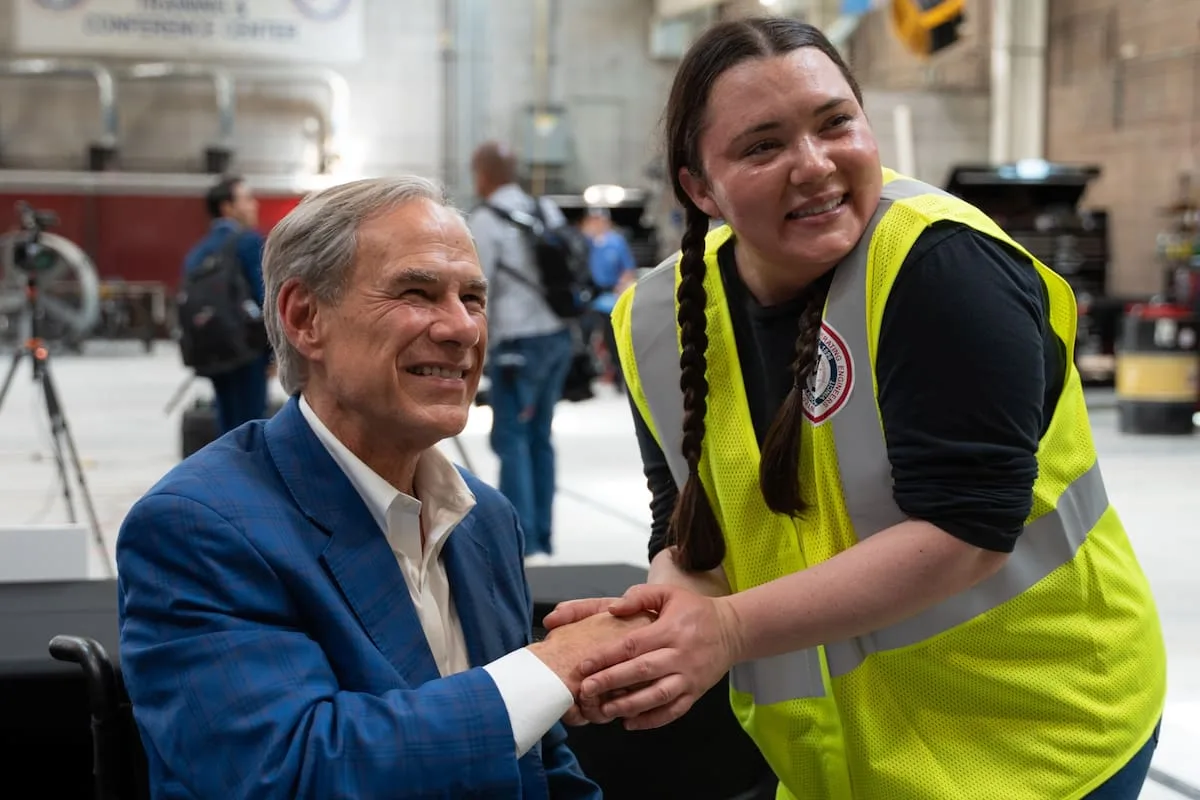 Abbott emite directivas para crear empleos bien remunerados en Texas