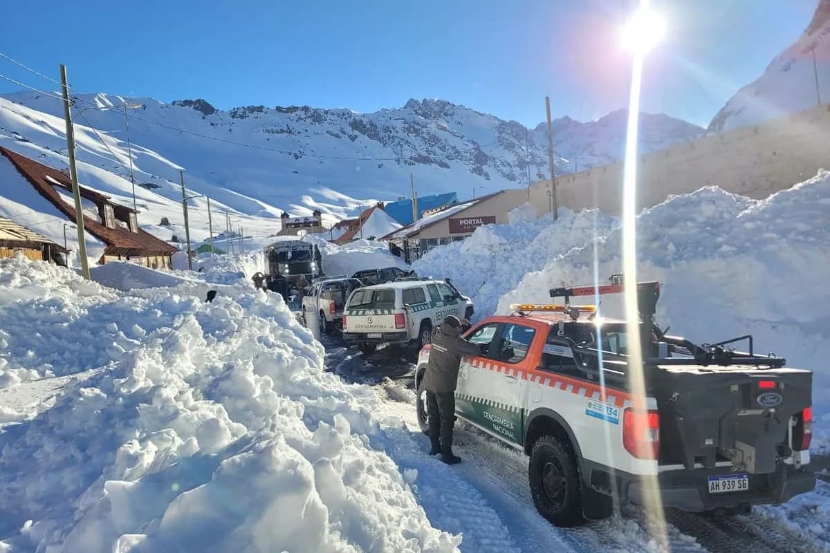 Evacuaron a 200 turistas por un temporal de viento blanco en la cordillera mendocina