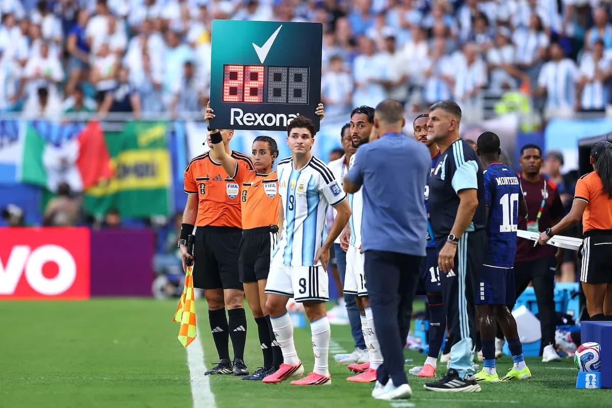 Una árbitra del Mundial se defendió de comentarios misóginos tras un pelotazo