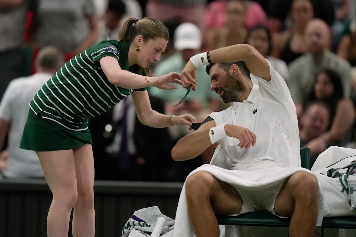 Djokovic bromeó con una ball girl y con Rory McIlroy en Wimbledon