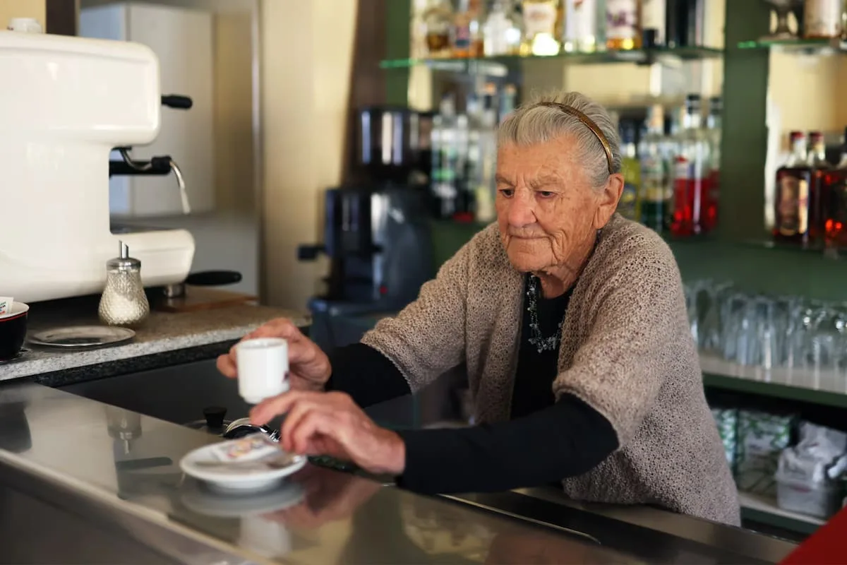 Anna Possi, la barista de 101 años que atiende su propio bar en Italia