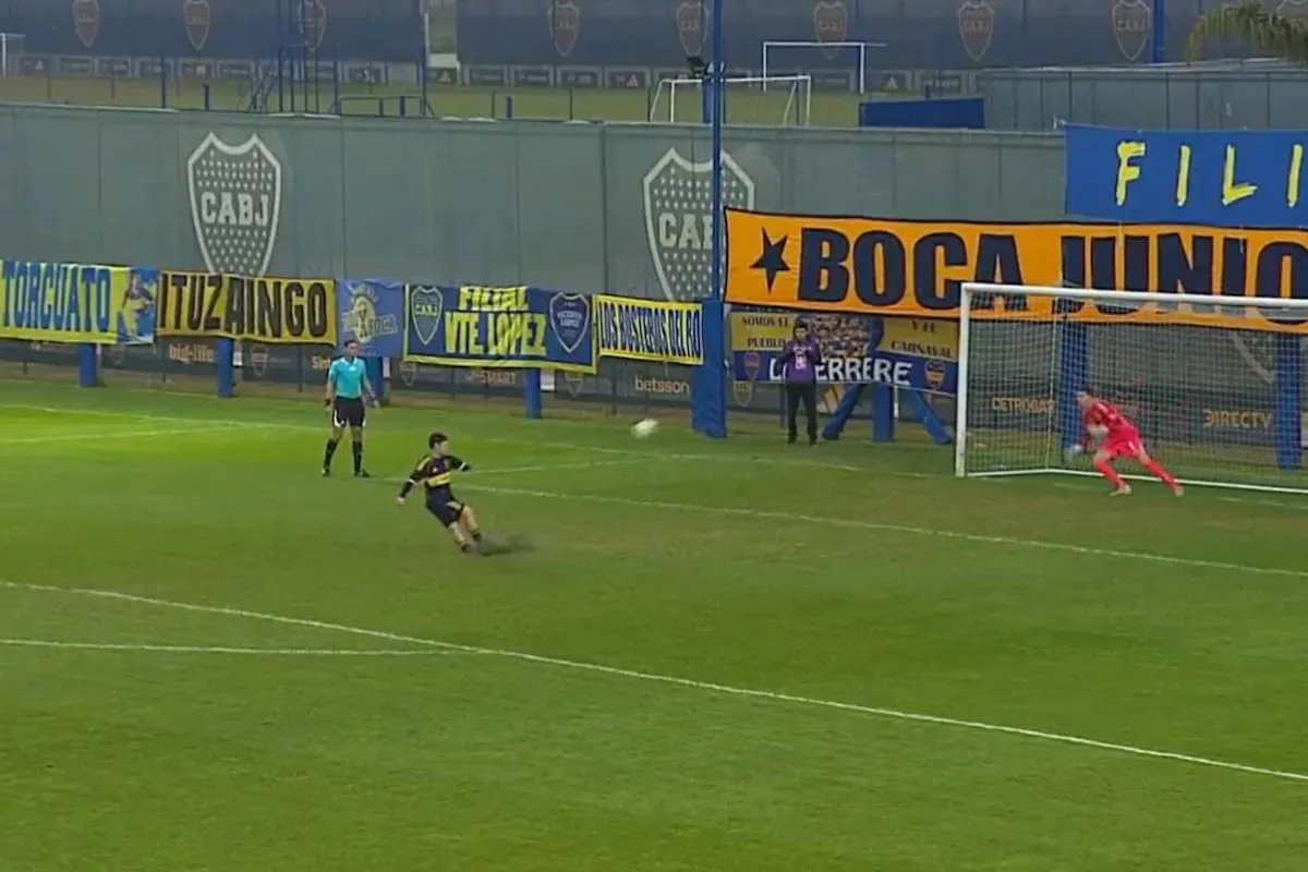 Insólito penal en la reserva de Boca: pasto levantado y derrota ante River