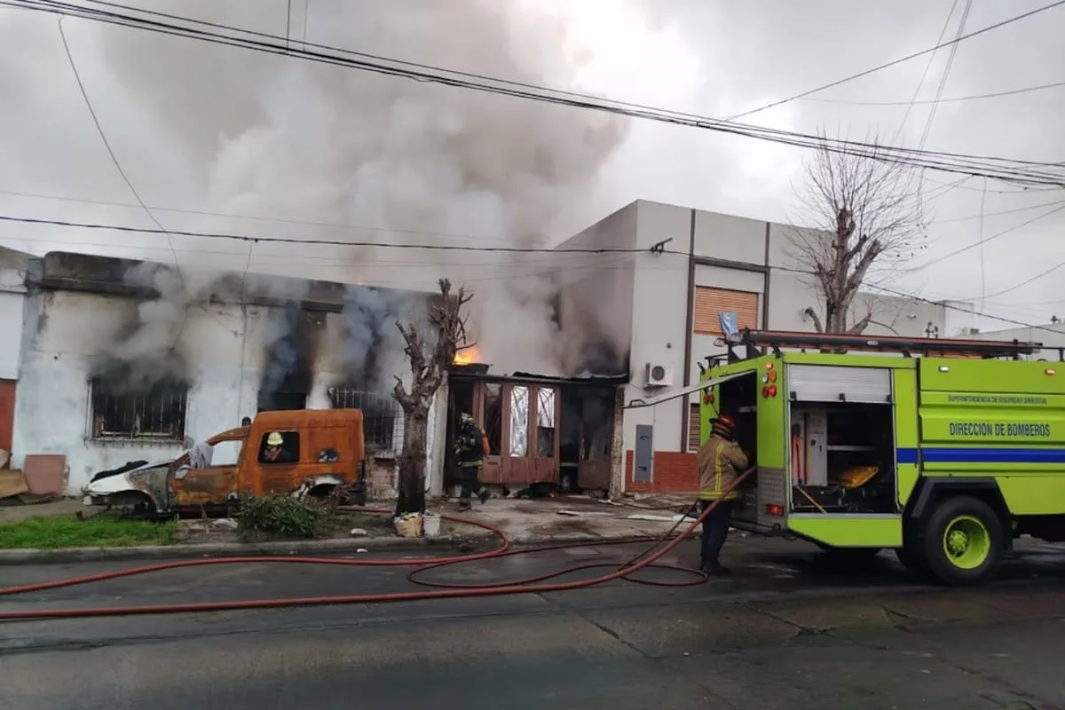 Incendio en La Plata: murió una mujer y un hombre sufrió graves quemaduras