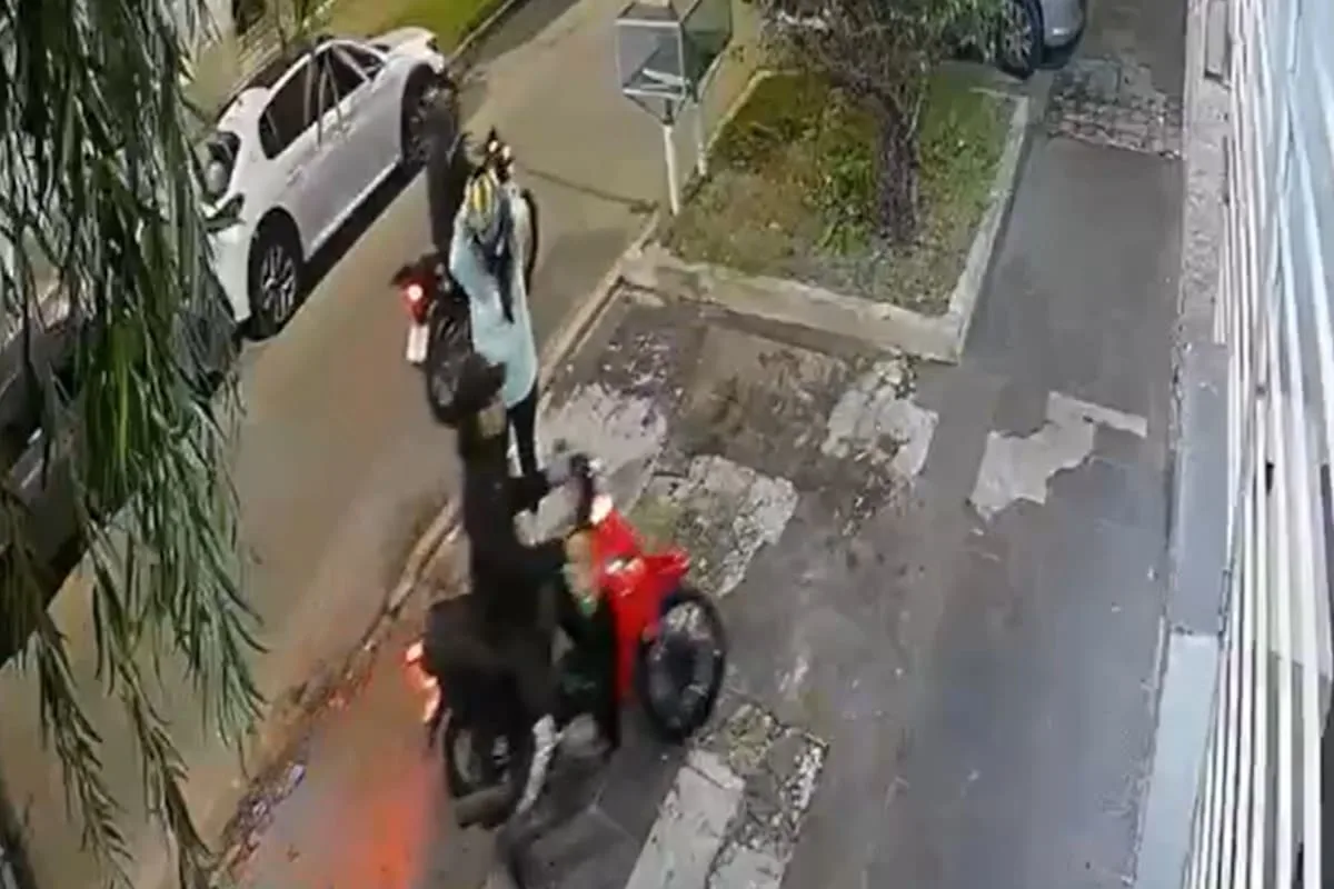 Una mujer electrocutó a un ladrón que intentaba robarle la moto en Lanús
