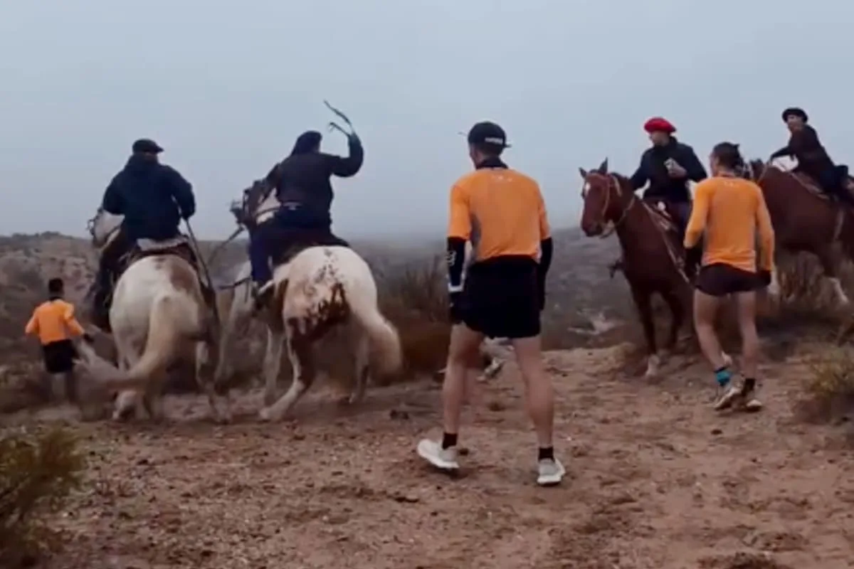 Jinetes agredieron con fustas y piedras a corredores de trail en Río Negro