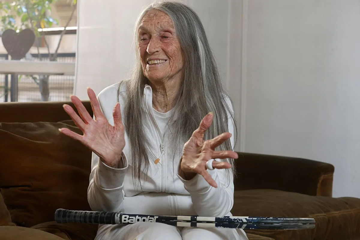 A los 92 años, viaja por el mundo jugando al tenis: el secreto de longevidad de Ana