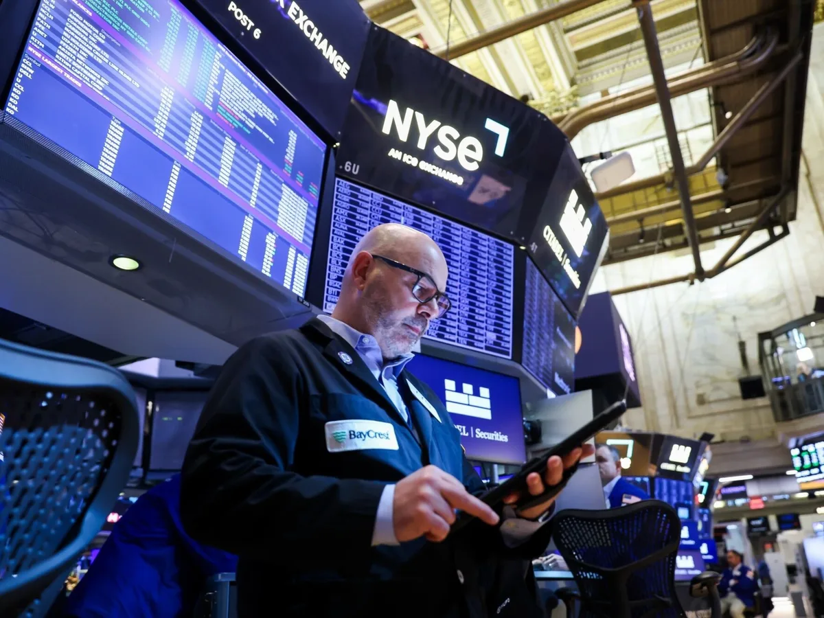 Dólar sube a $1.490 en medio de temblores globales