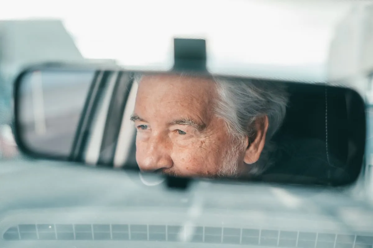 ¿A qué edad deberían obligarte a dejar de manejar? Qué dice la ley en Argentina