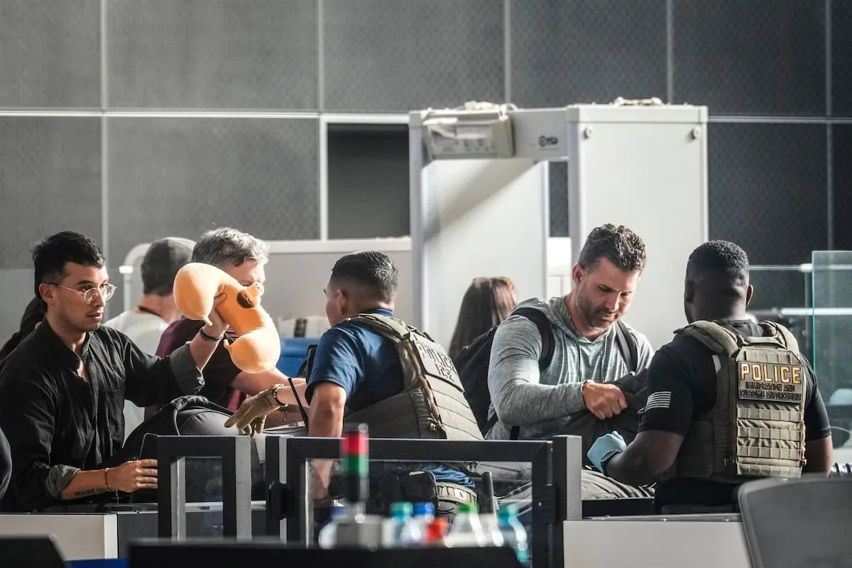 Abogado advierte: el aeropuerto es el lugar más peligroso para migrantes en EE.UU.