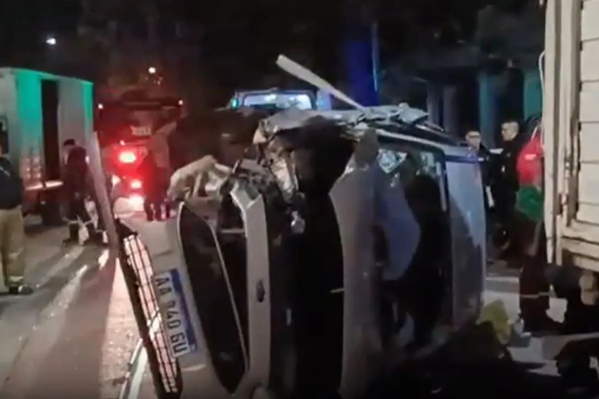 Conductor alcoholizado volcó su auto contra un camión en Barracas
