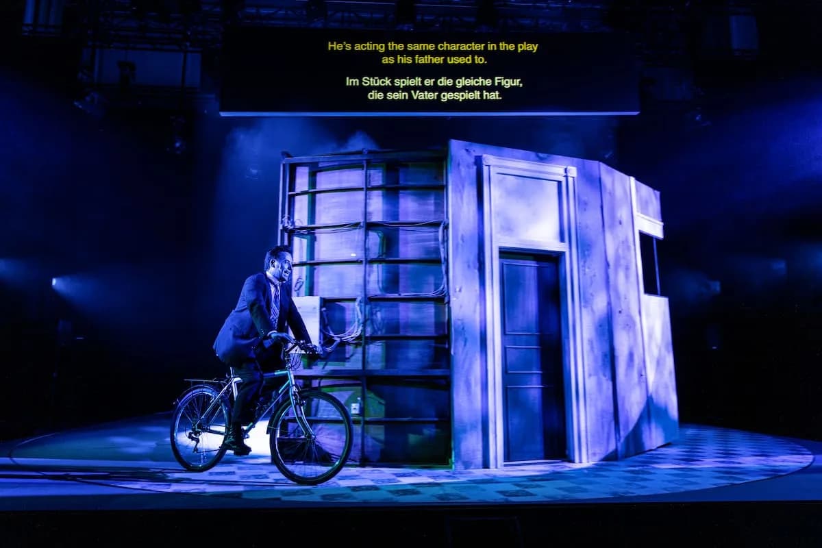 El beso del hombre araña: el teatro de vanguardia que cruza el meme de Spiderman con una obra sobre la identidad
