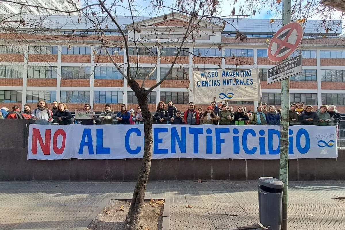 Científicos y técnicos del Conicet protestaron en Palermo contra los ajustes y la obra social