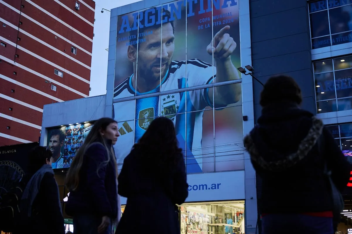Buenos Aires se prepara para el partido: persianas que bajan, asuetos y cábalas
