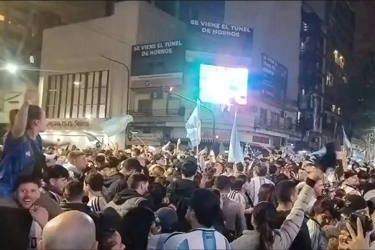 Euforia en Caseros: el túnel se llenó de hinchas y la fiesta se desbordó por las calles