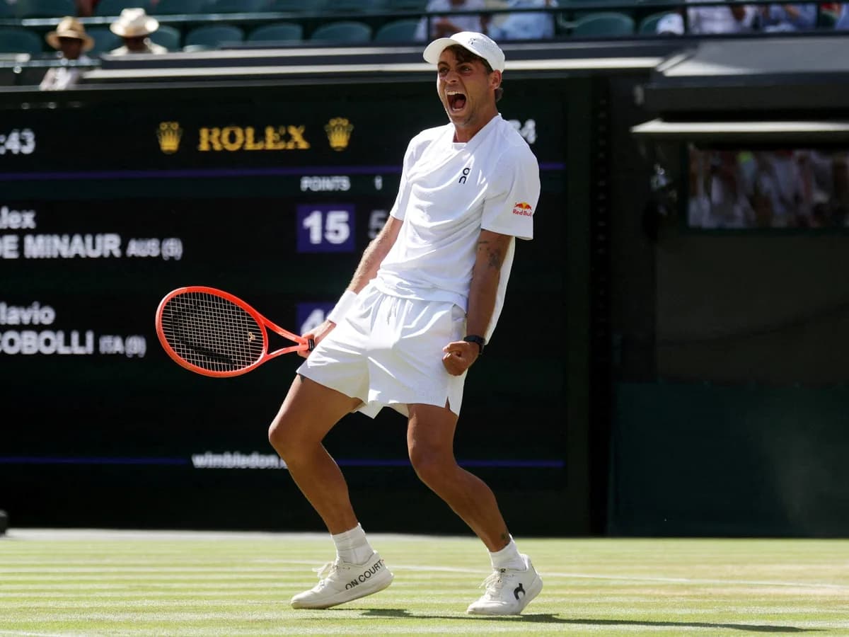 Flavio Cobolli avanza en Wimbledon pero no tiene dónde dormir