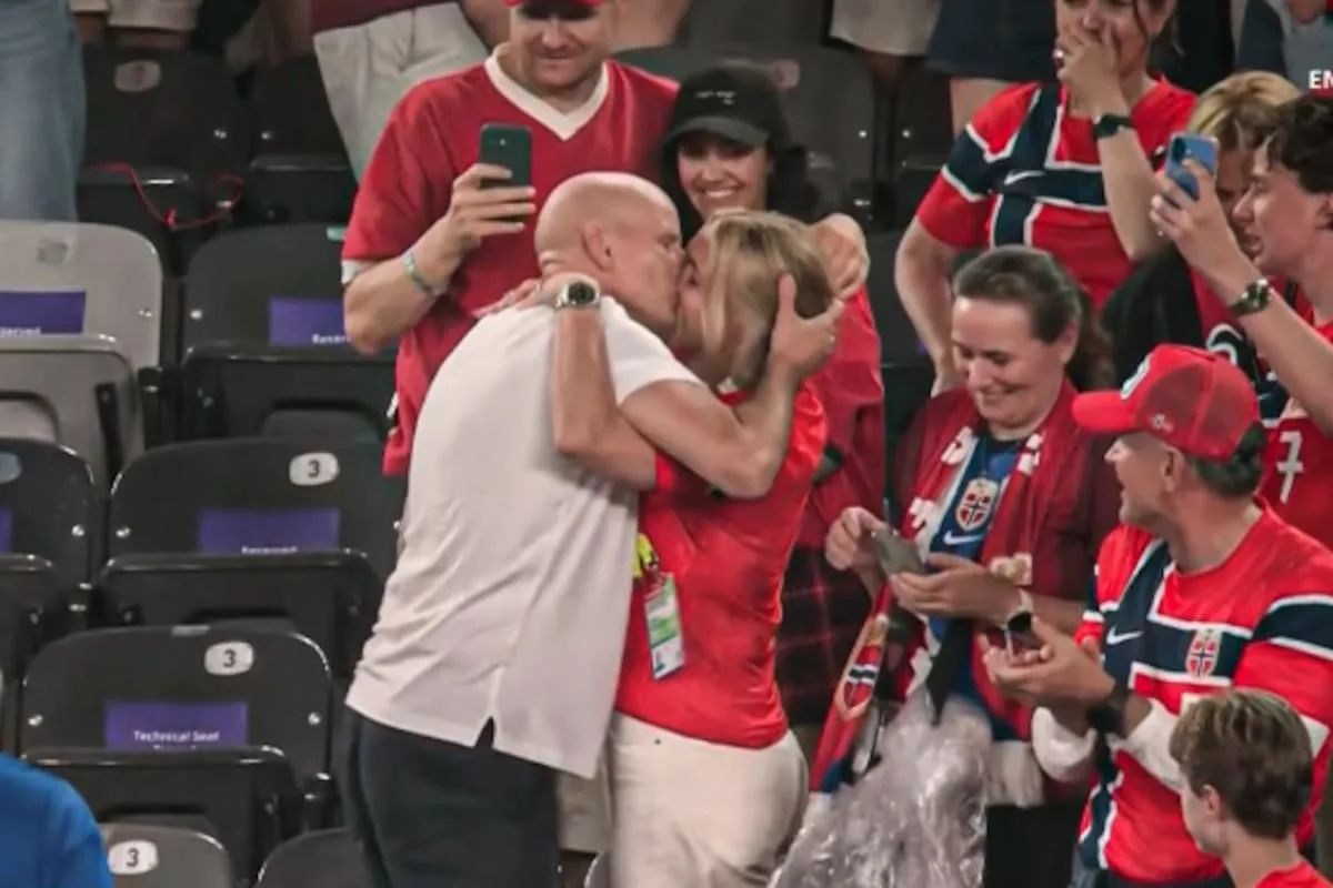 Stale Solbakken, DT de Noruega, besa a su esposa en emotivo gesto tras clasificación al Mundial