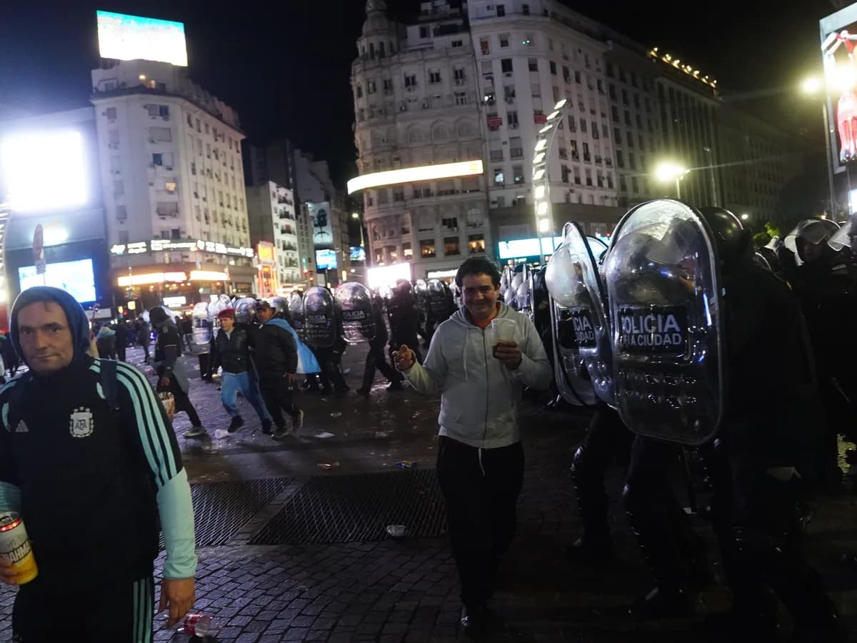 Al menos 19 detenidos y 5 policías heridos en el Obelisco tras el triunfo de Argentina