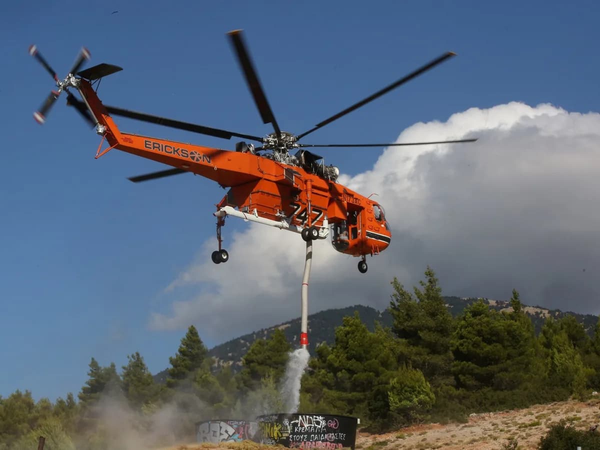 Choque de helicópteros en Grecia: dos muertos mientras combatían incendios
