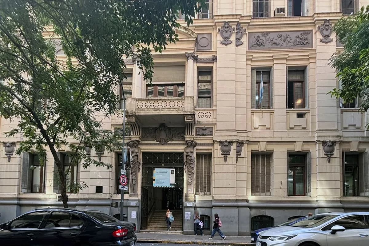 Tres denuncias por difusión de fotos de alumnas del Carlos Pellegrini desnudas con IA