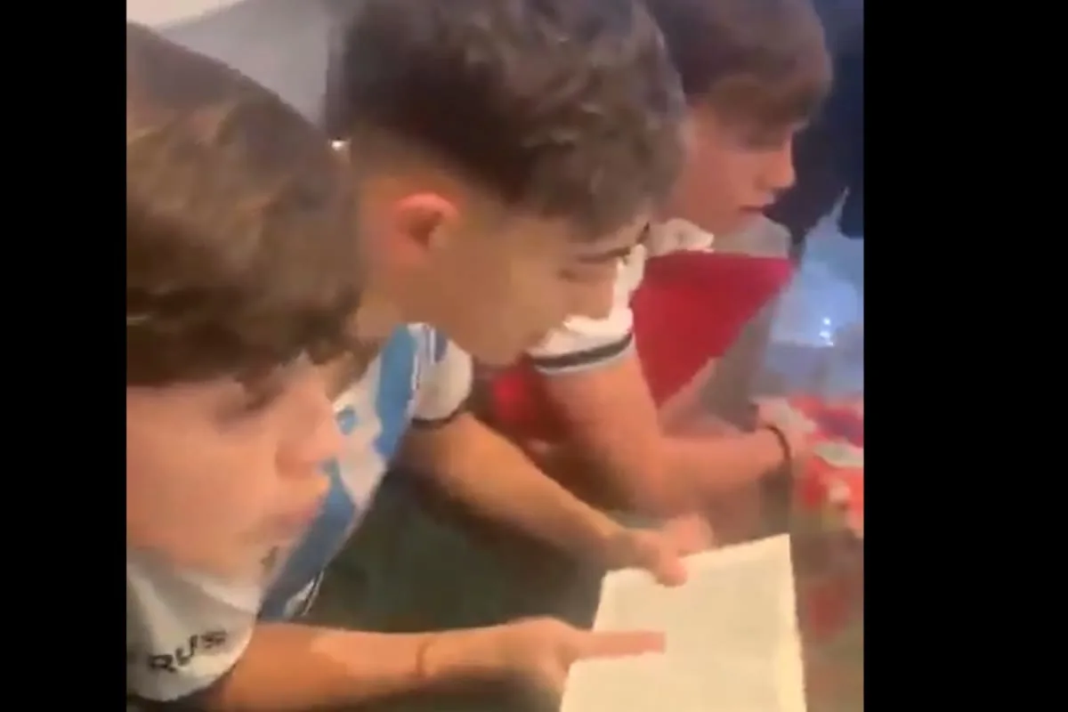 Un grupo de amigos leyó la Biblia como cábala durante el partido Argentina-Egipto