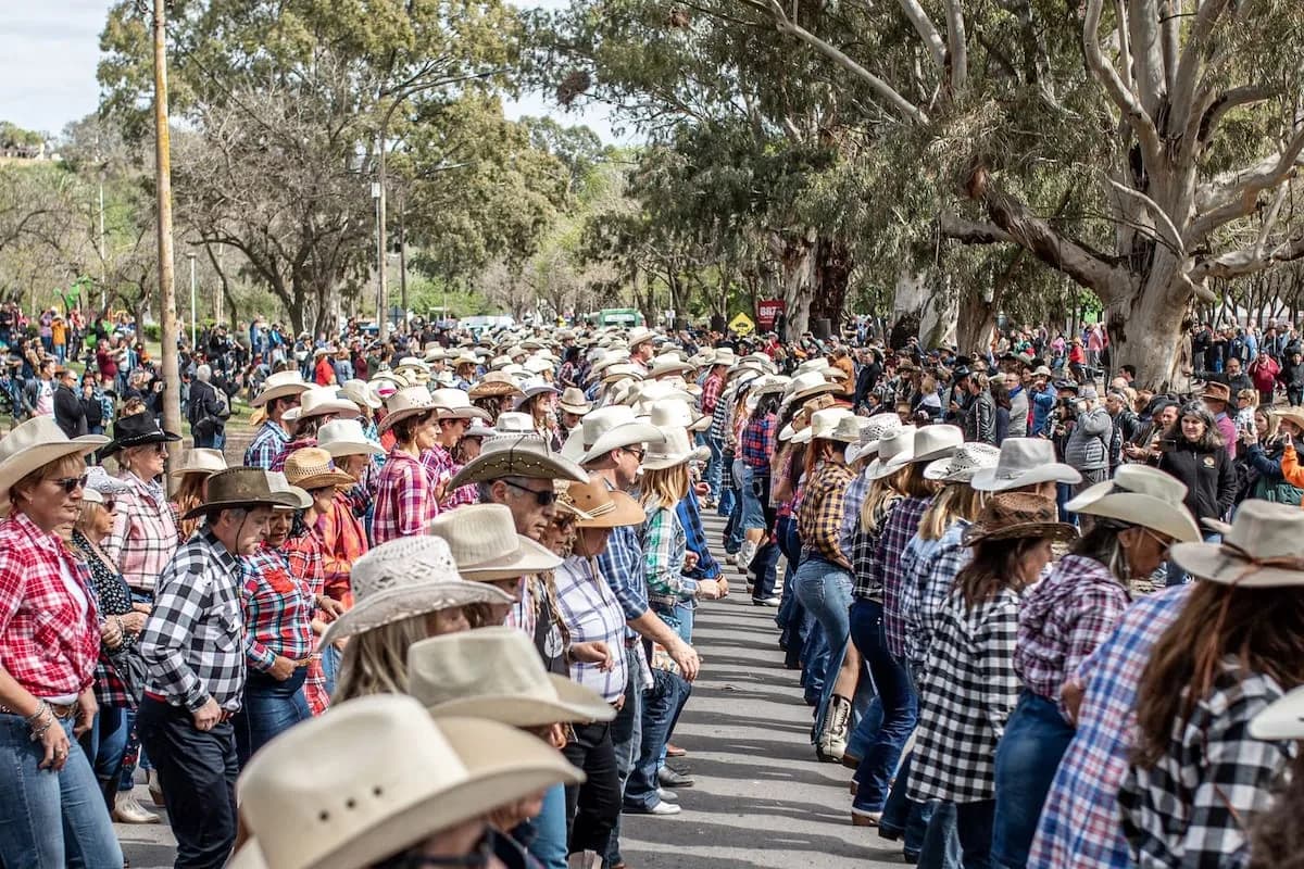Line dance: el baile que conquista a quienes buscan amigos y salir de la rutina