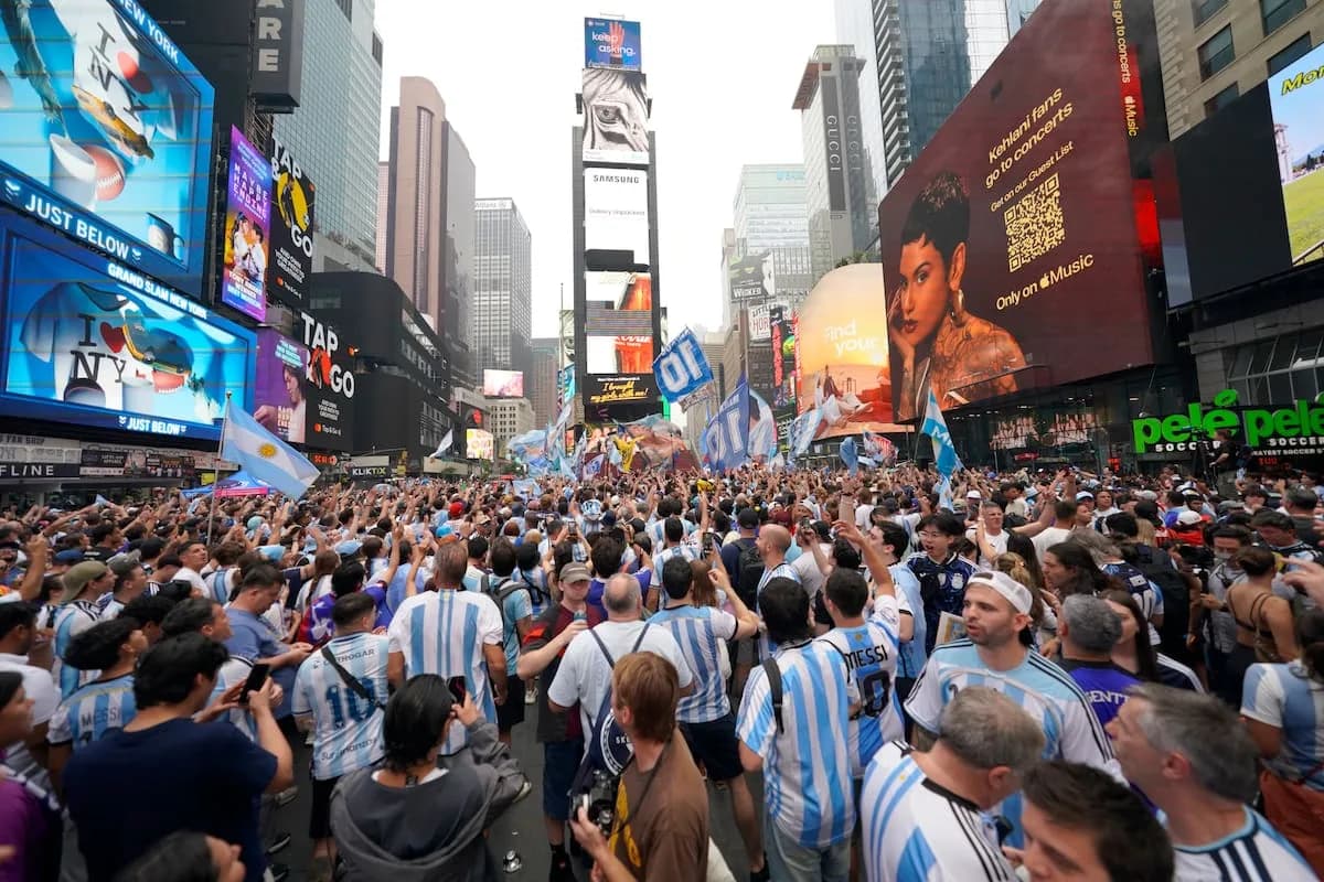 Banderazo histórico en Times Square: los argentinos coparon Nueva York