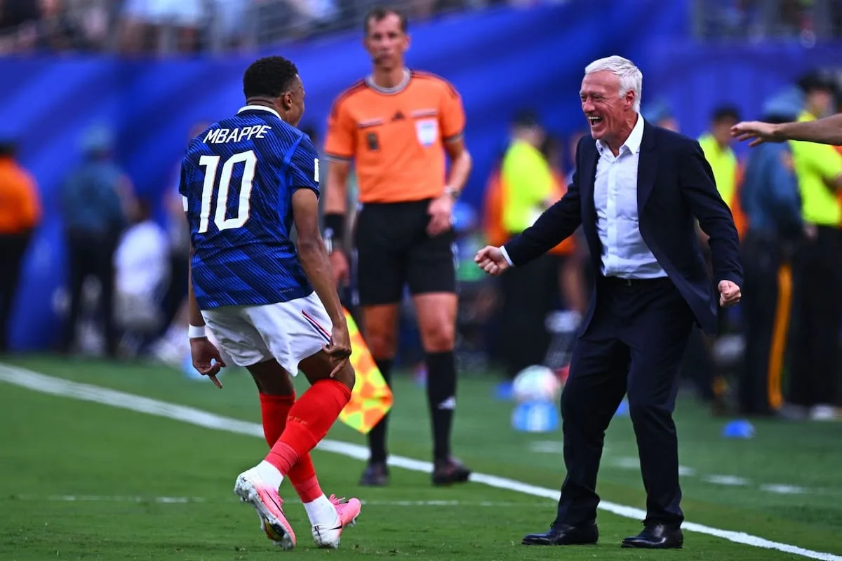 Mbappé le dedicó su gol a Deschamps, que le hizo una reverencia