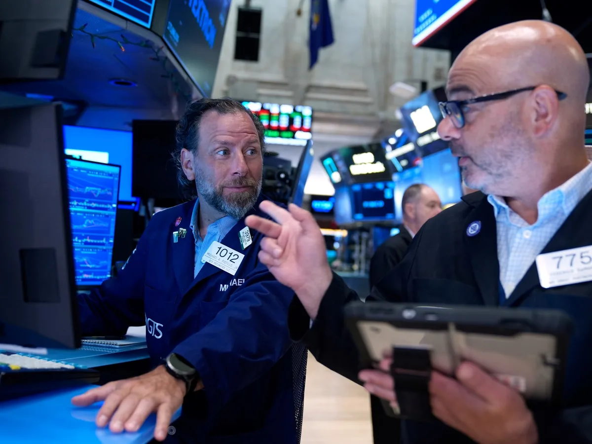 Bonos suben y riesgo país baja a 408 puntos tras anuncio de Caputo