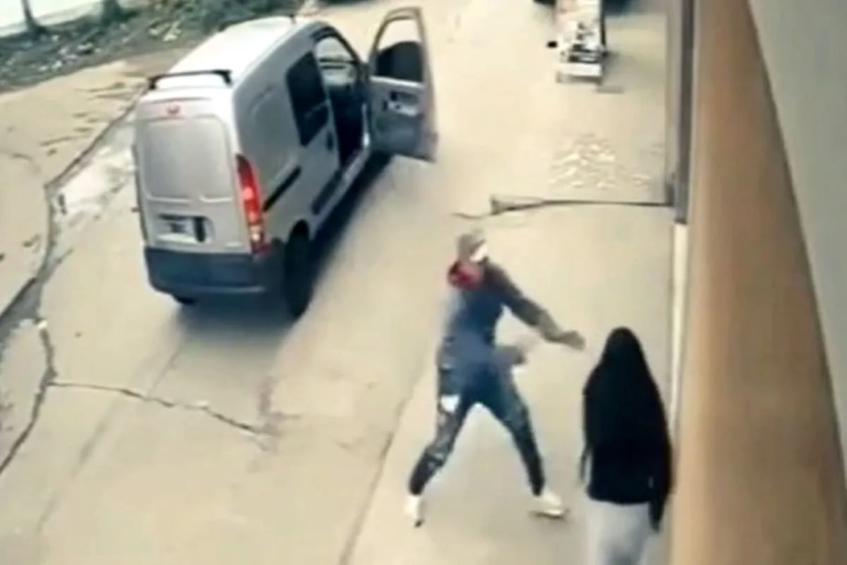 Joven zafó del robo en plena calle tras forcejear con ladrón
