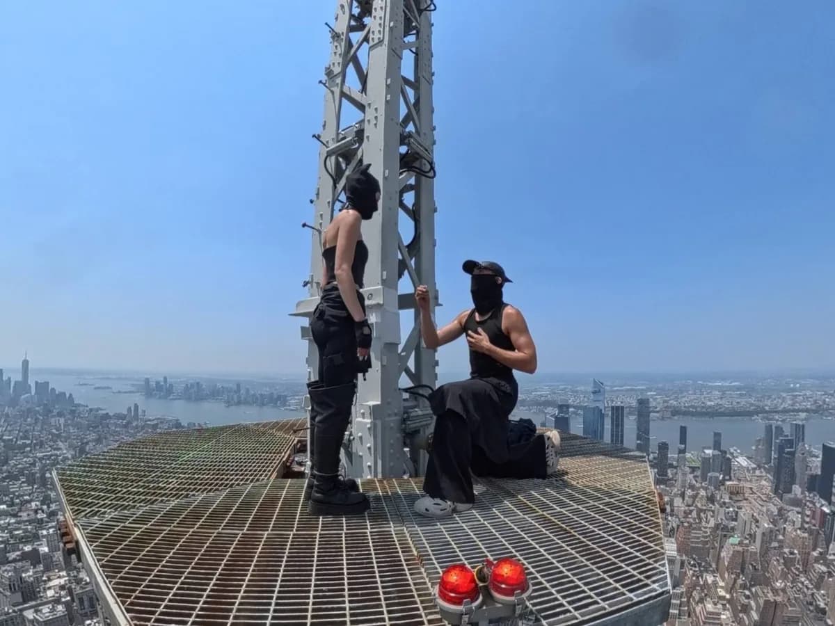 Escaladores rusos treparon el Empire State: hubo propuesta de matrimonio y un mensaje de paz