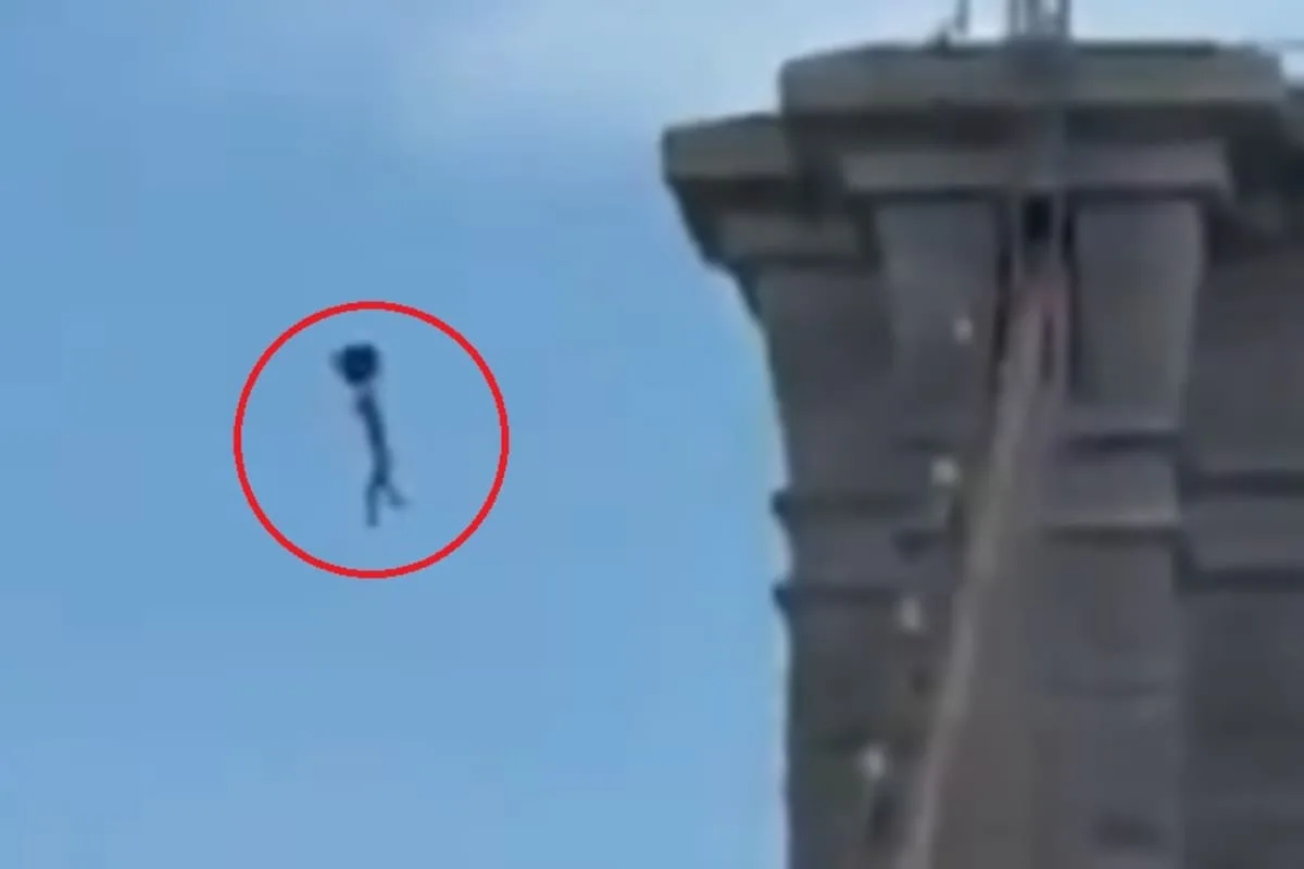 Un hombre desnudo saltó del puente de Brooklyn con una mochila como paracaídas y sobrevivió