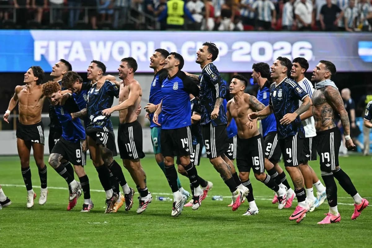 Argentina venció 2-1 a Inglaterra y jugará la final del Mundial ante España
