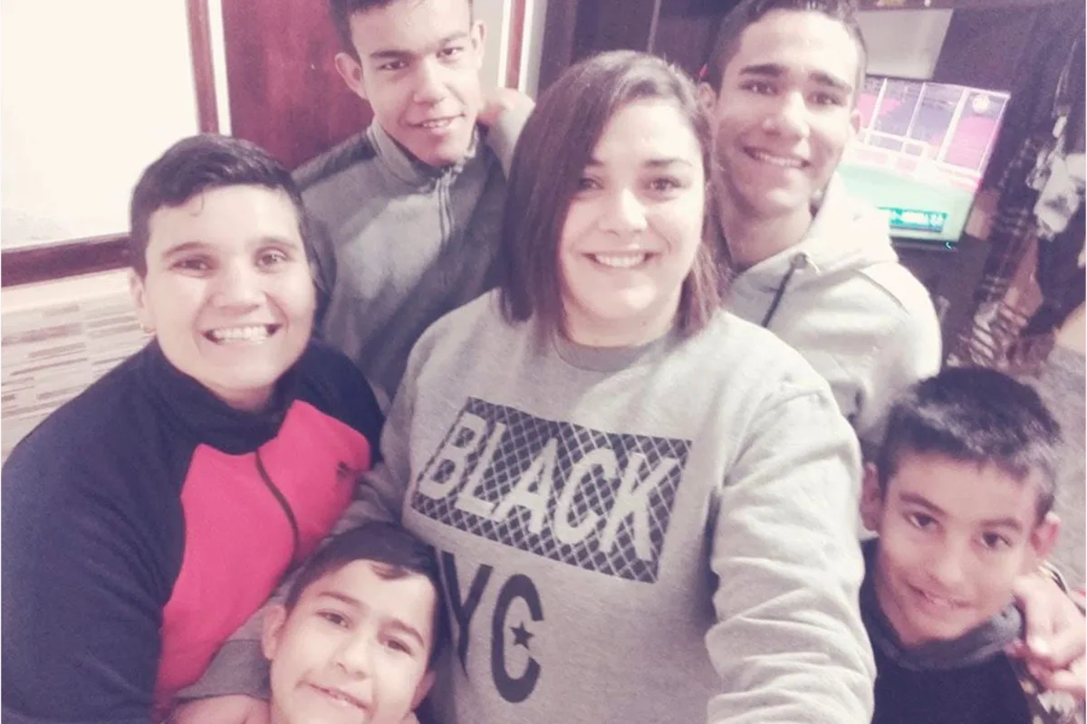 “Hace siete años que espero tener una familia”: la historia de un niño que conmovió a dos mamás