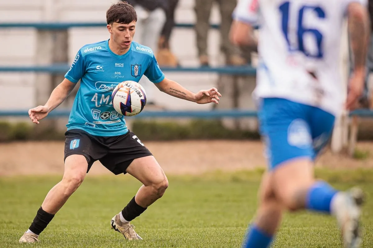 Un pelotazo en la segunda división de Uruguay provocó una colisión en una ruta