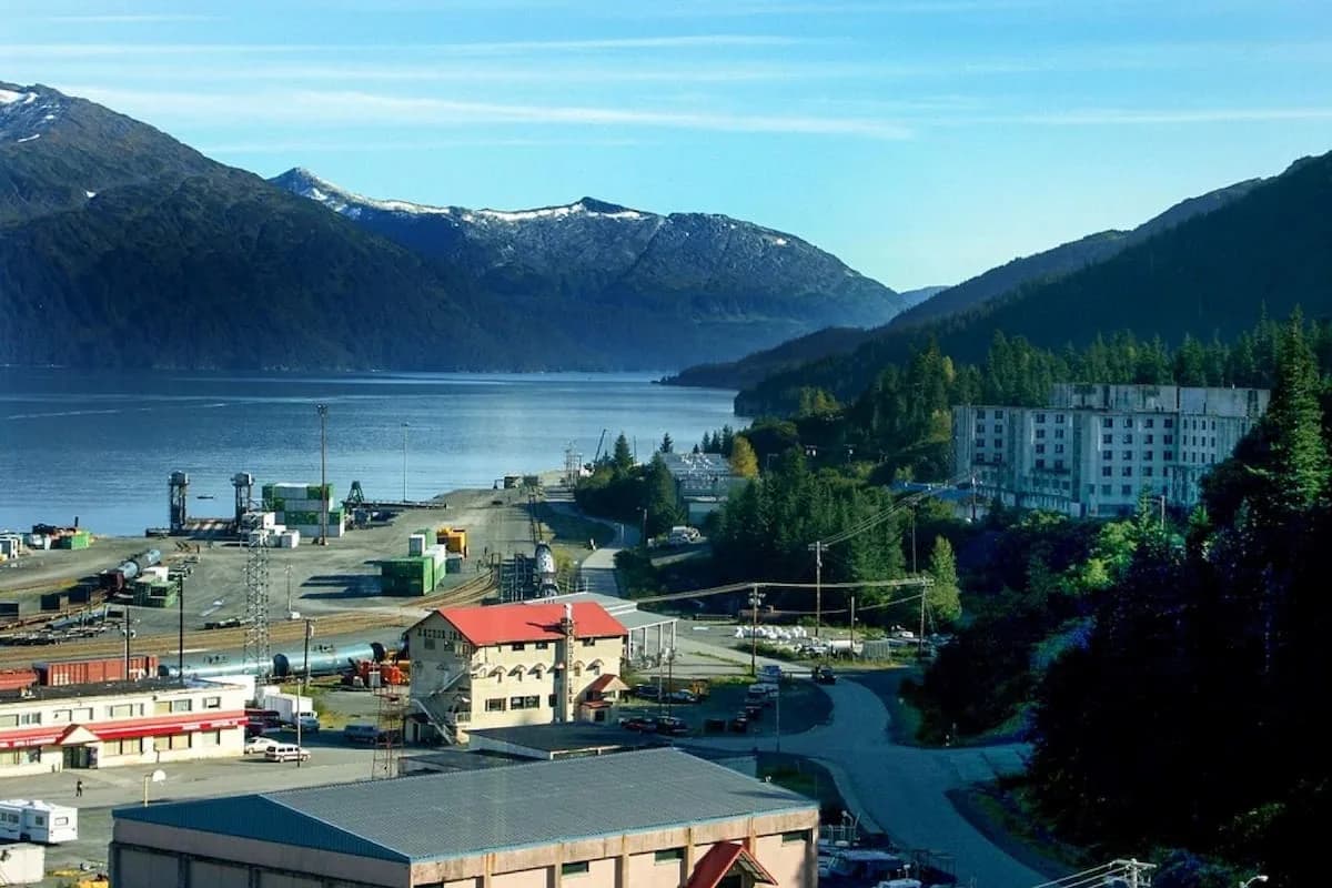 Whittier, el pueblo de Alaska donde casi todos viven en un mismo edificio de 14 pisos