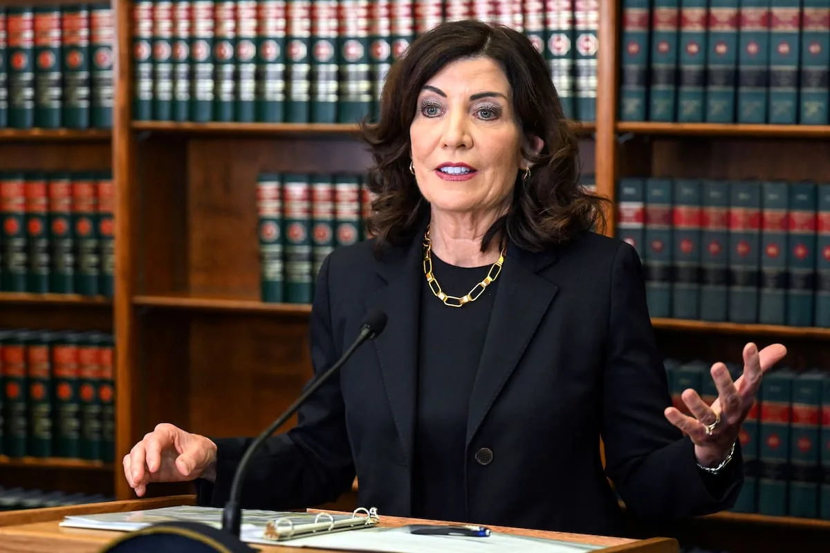 Nueva York: la gobernadora Hochul firmó aumentos salariales para docentes universitarios